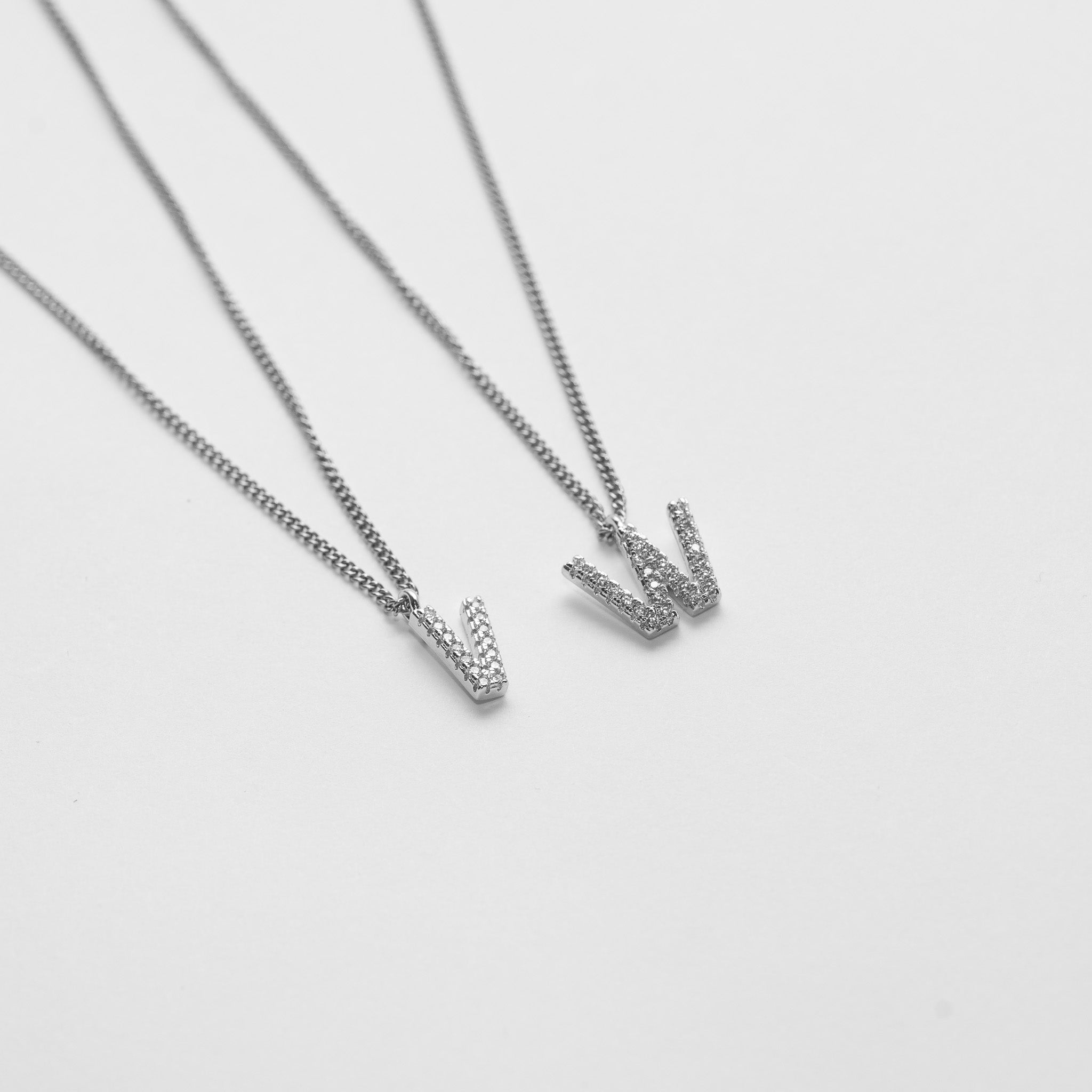 BOKSTAV HALSBAND ZIRCON SILVER