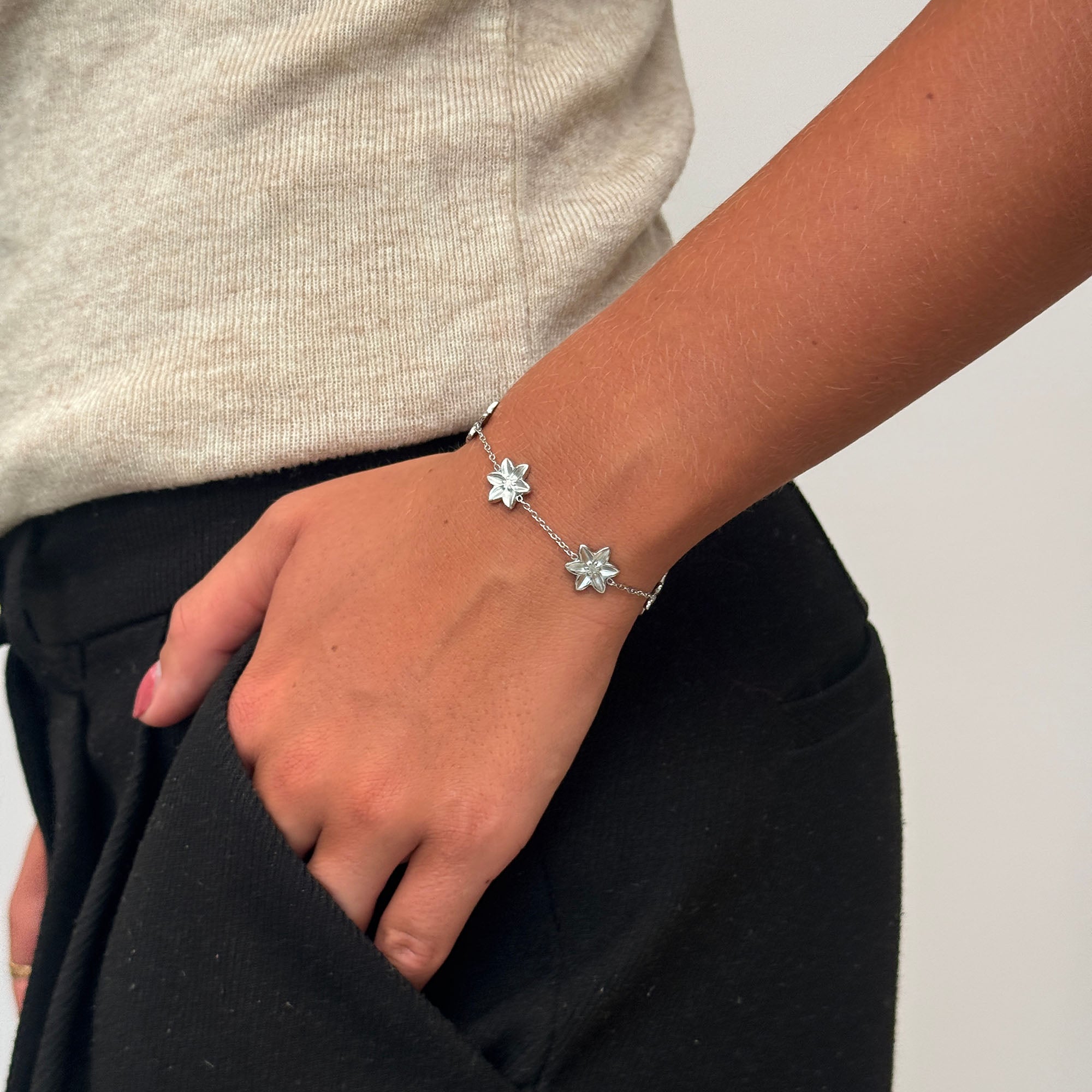 LILY ARMBAND (5 BLOMMOR)