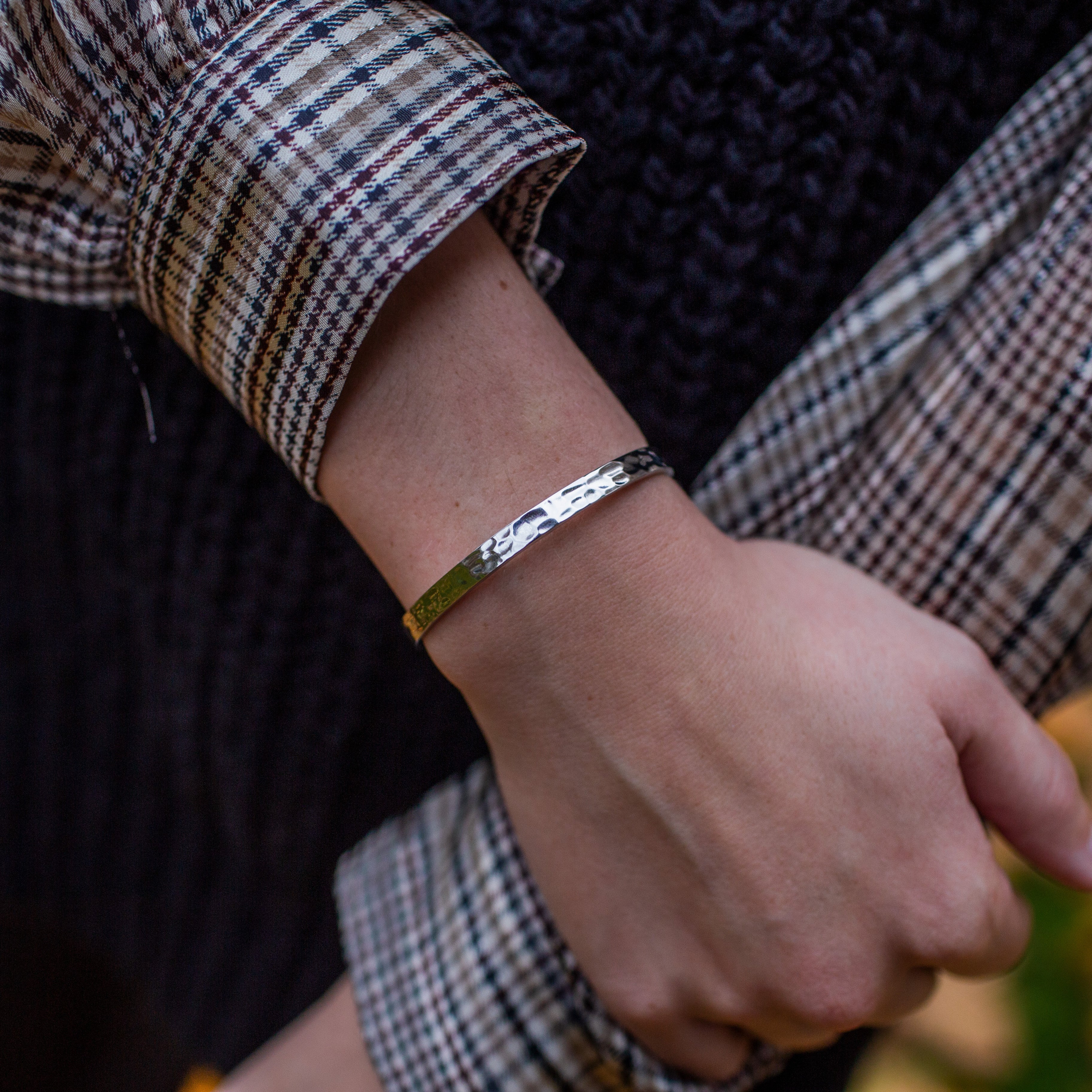 2 x HAMMERED ARMBAND