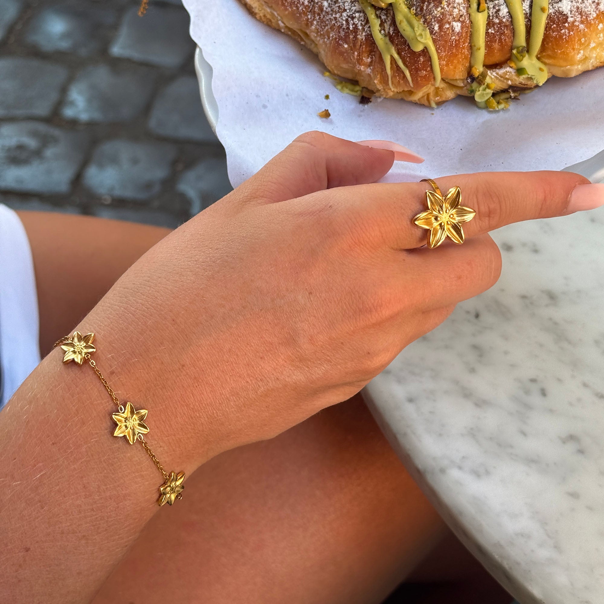 LILY ARMBAND GULD (5 BLOMMOR)