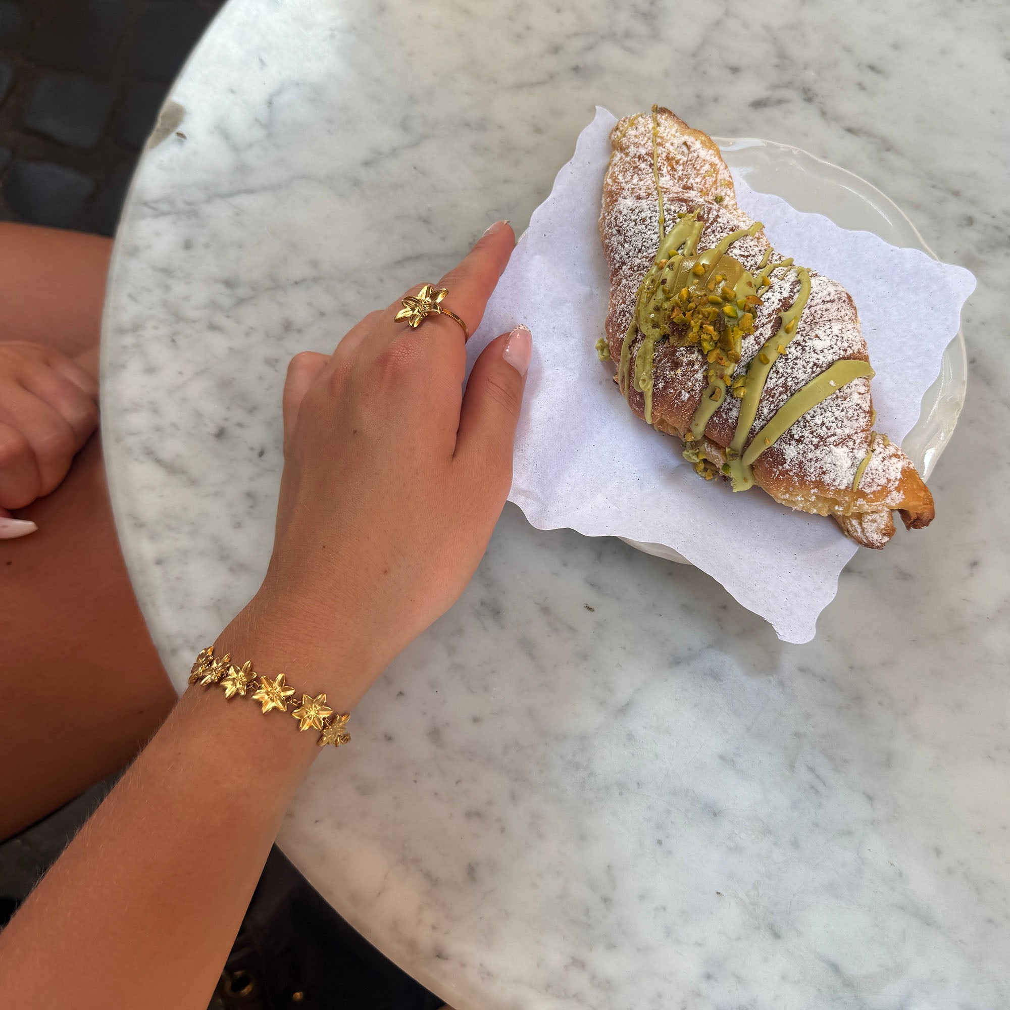 LILY ARMBAND GULD (12 BLOMMOR)