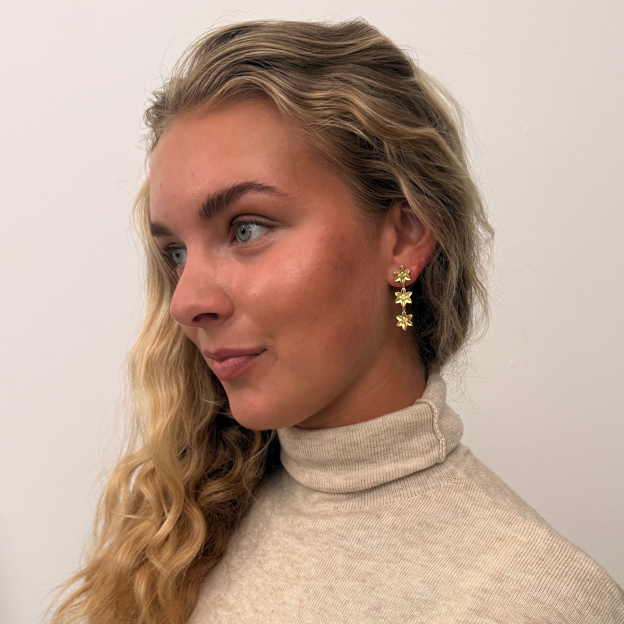 LILY ÖRHÄNGEN GULD (3 BLOMMOR)