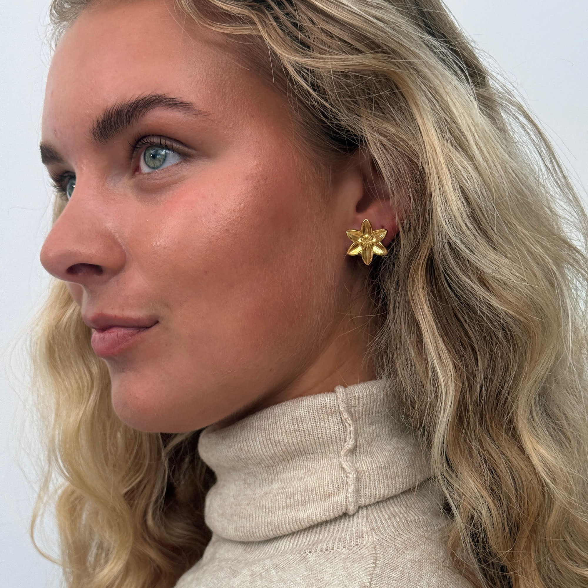 STORA LILY ÖRHÄNGEN GULD
